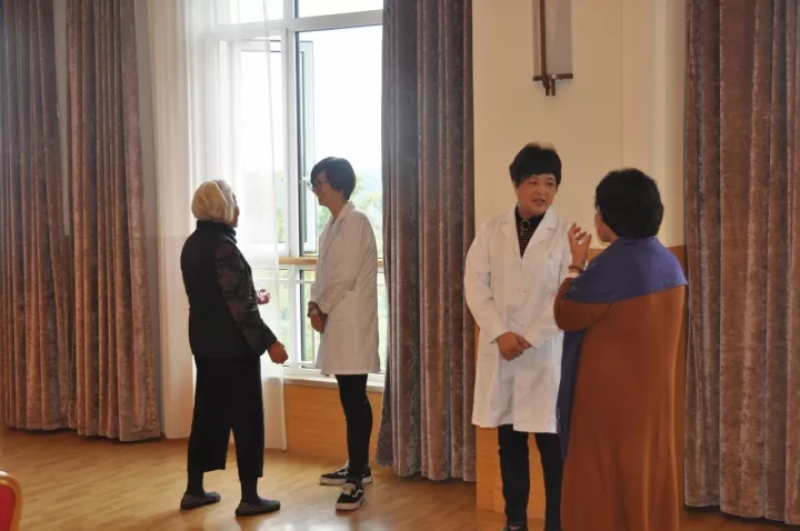 華陽(yáng)口腔走進(jìn)恭和苑義診：全身健康從口腔健康開始